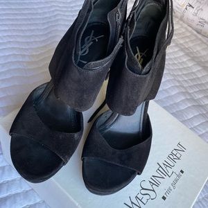 Yves Saint Laurent black suede Pumps